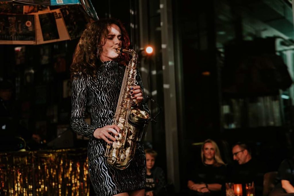 Saxophonistin Miriam Dirr